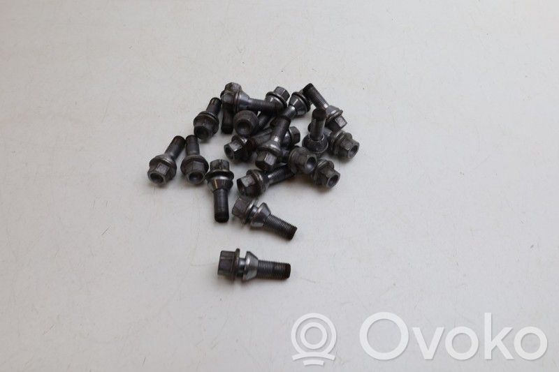 Lynk & co 01 Mutterit/pultit 