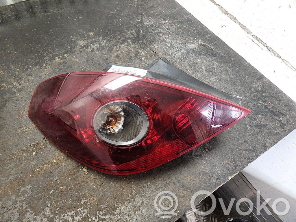 Opel Corsa D Aizmugurējais lukturis virsbūvē 