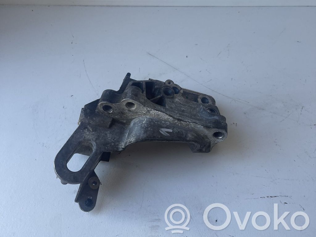 Volvo V40 Engine mounting bracket 