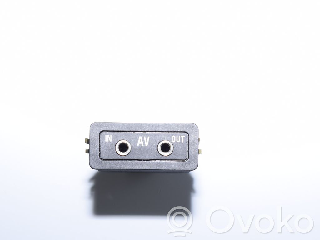Enchufe conector entrada auxiliar   8368346