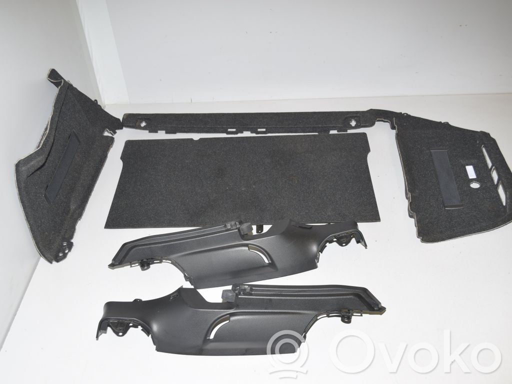 BMW i3 Apatinis, bagažinės šono, apdailos skydas 