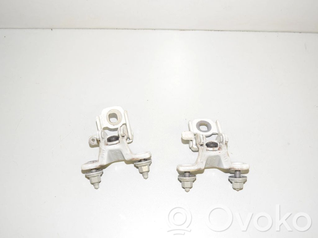 BMW 2 F46 Tailgate/trunk/boot hinge 