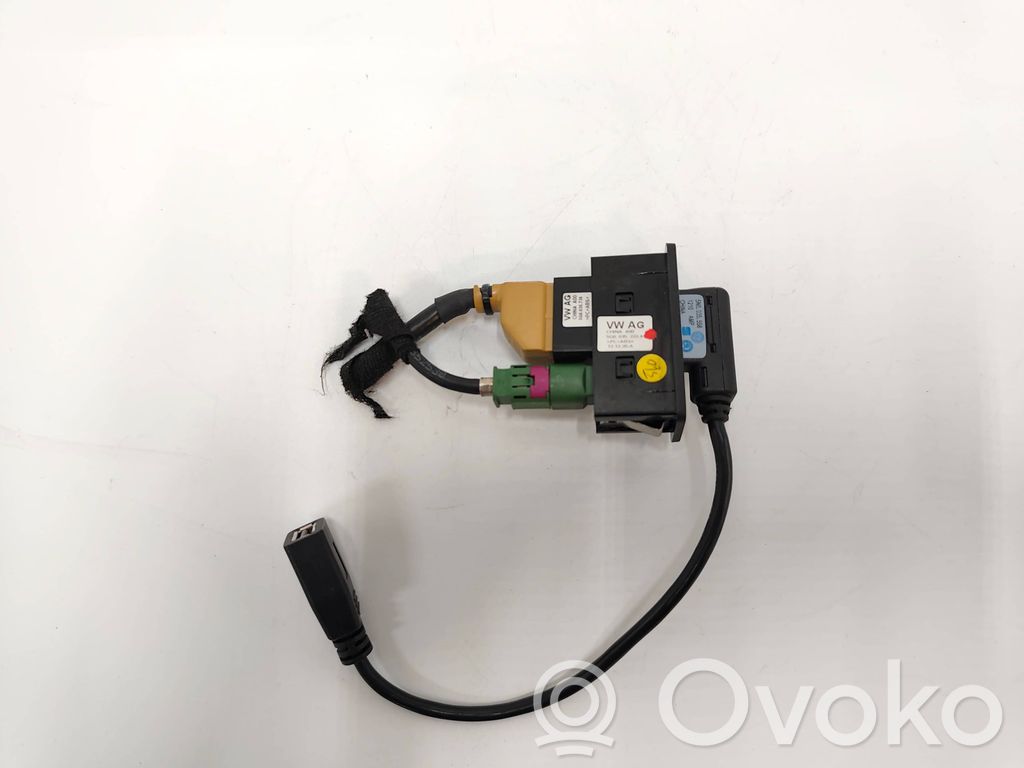 Volkswagen Golf VII Gniazdo / Złącze USB 