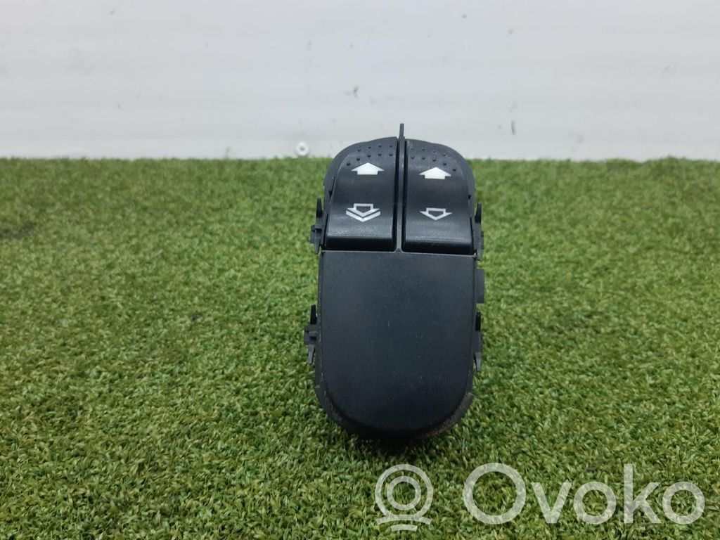 Interruptor del elevalunas eléctrico   YS4T14529AB