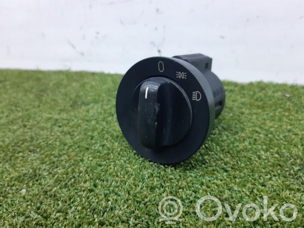 Light switch   549391011