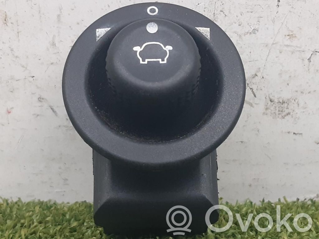 Wing mirror switch   93BG17B676