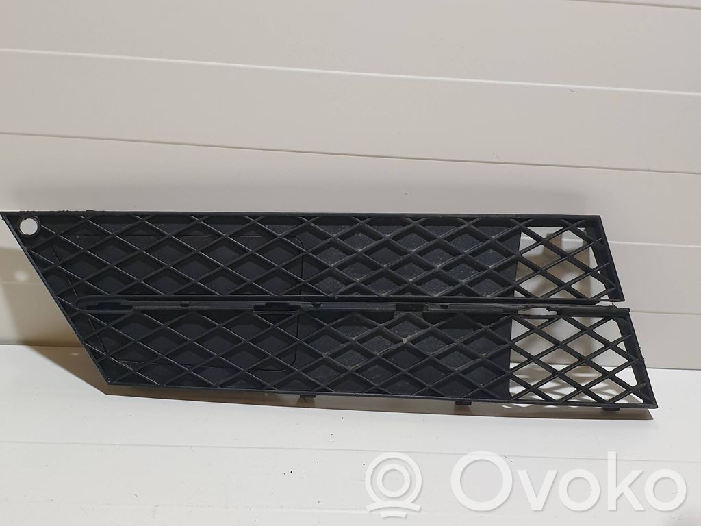 BMW 5 E60 E61 Grotelės apatinės (trijų dalių) 