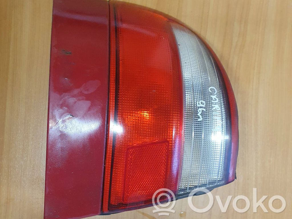 Toyota Carina T190 Aizmugurējais lukturis virsbūvē 