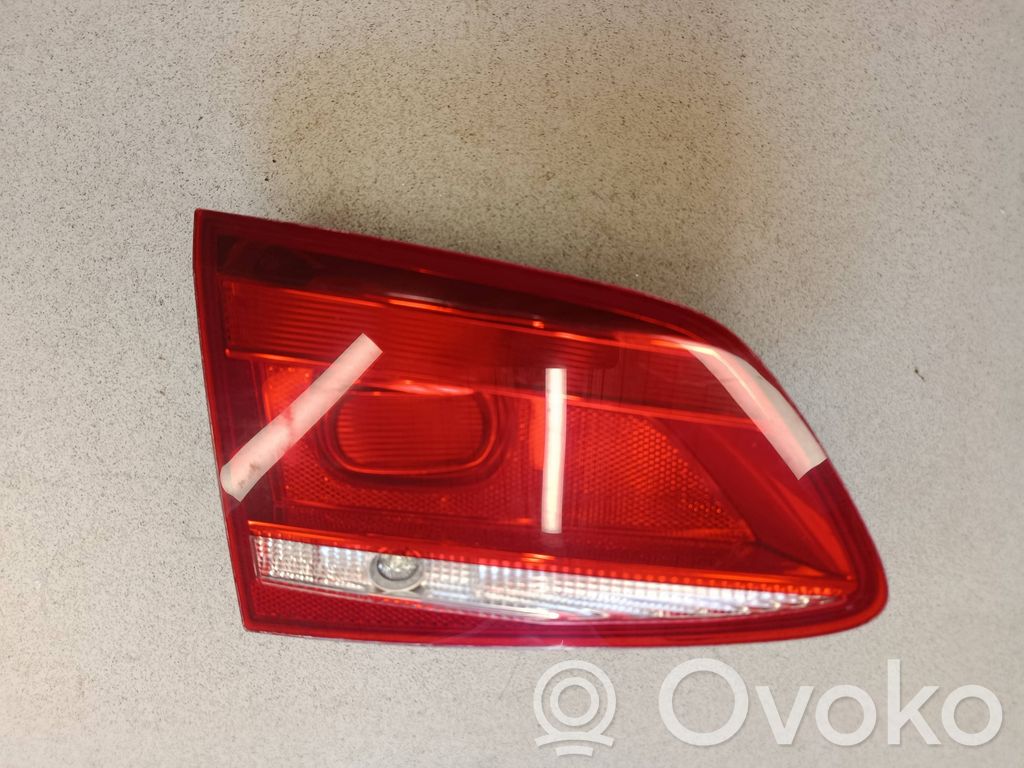 Volkswagen PASSAT B7 Lampă spate în capacul portbagajului 