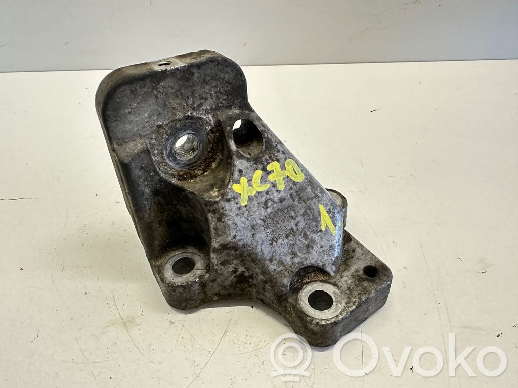 Volvo XC70 Engine mounting bracket 