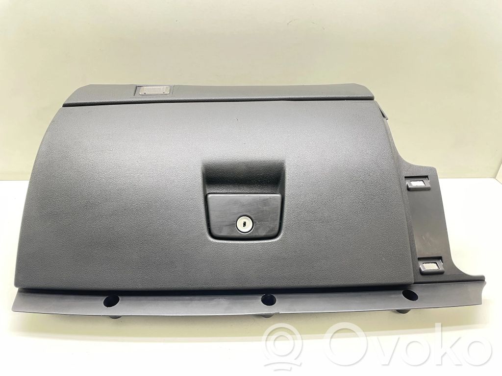 Volvo V50 Glove box 