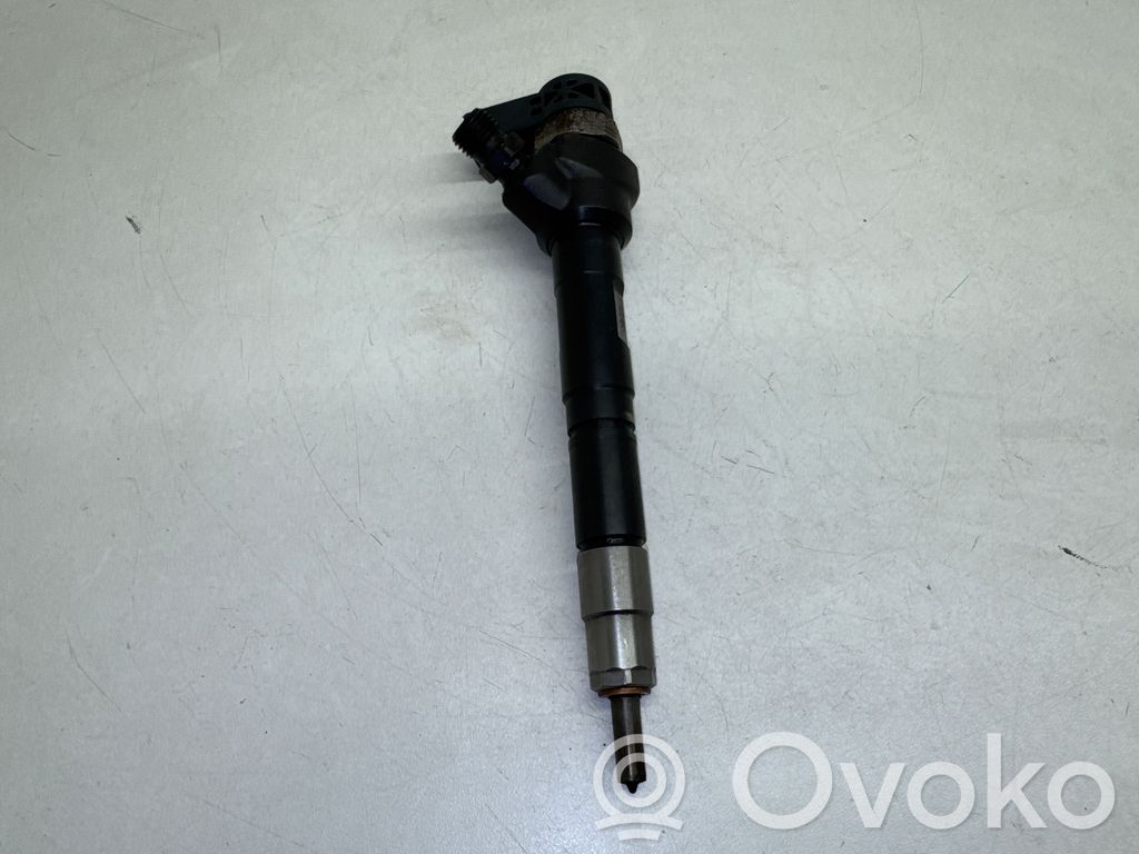 Volkswagen PASSAT B7 Wtryskiwacz paliwa 