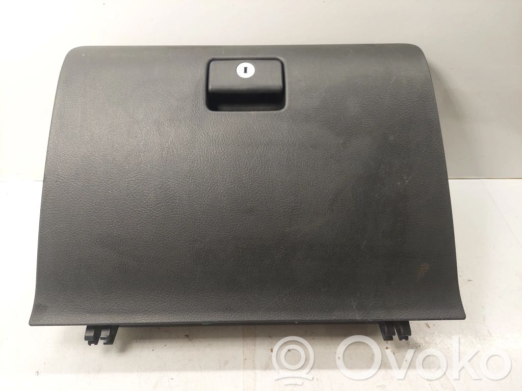 Toyota Corolla Verso AR10 Guantera 