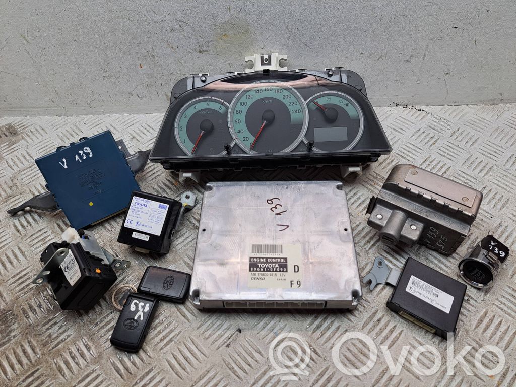 Toyota Corolla Verso AR10 Komputer / Sterownik ECU i komplet kluczy 