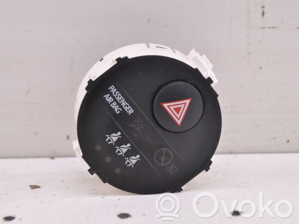 Toyota Yaris Przycisk świateł awaryjnych 