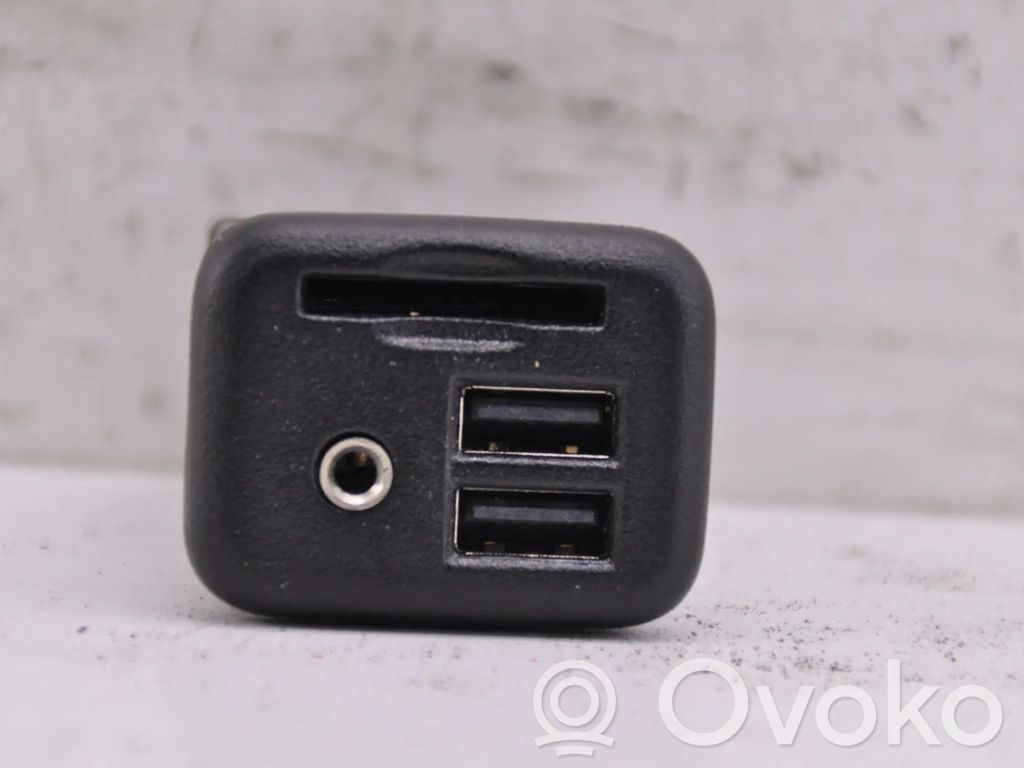 Opel Insignia B Enchufe conector entrada auxiliar 