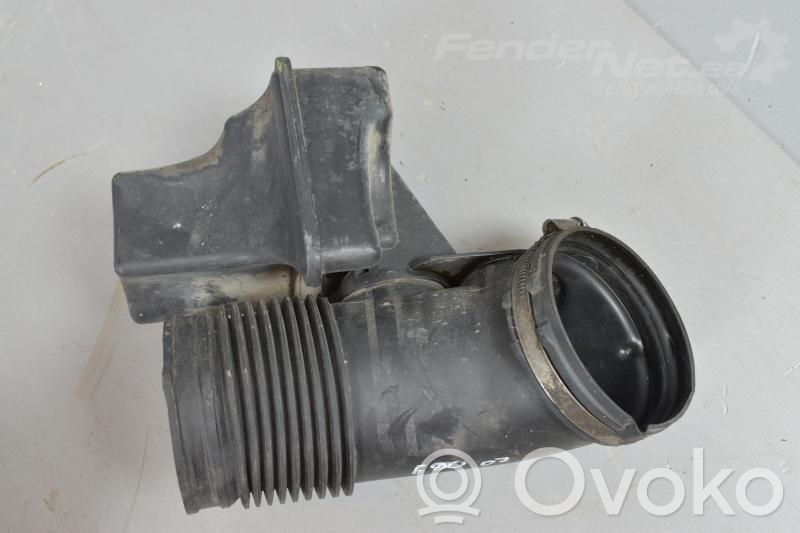 Air intake hose/pipe   13717536004