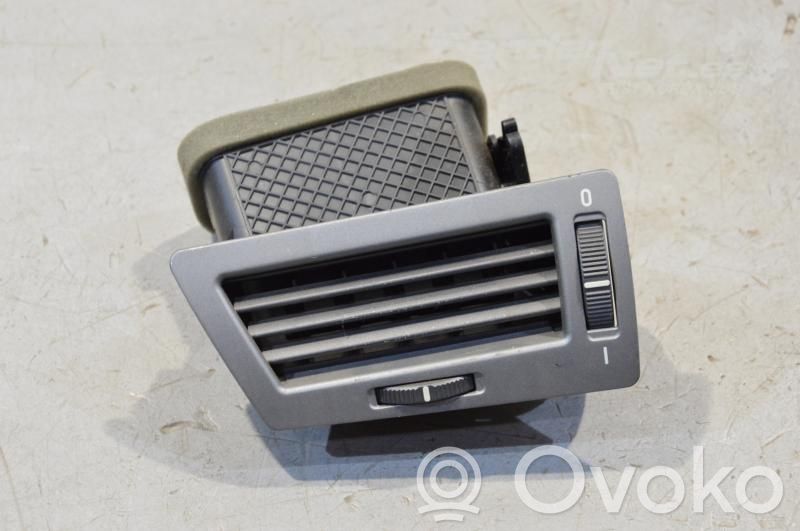 Grille d'aération centrale   14121810,64228223333