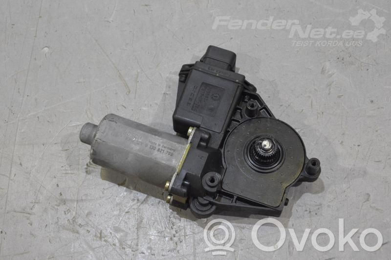 Silnik regulatora szyby drzwi przednich   113887401,0130821789