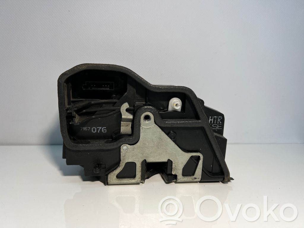 Rear door lock   7167076