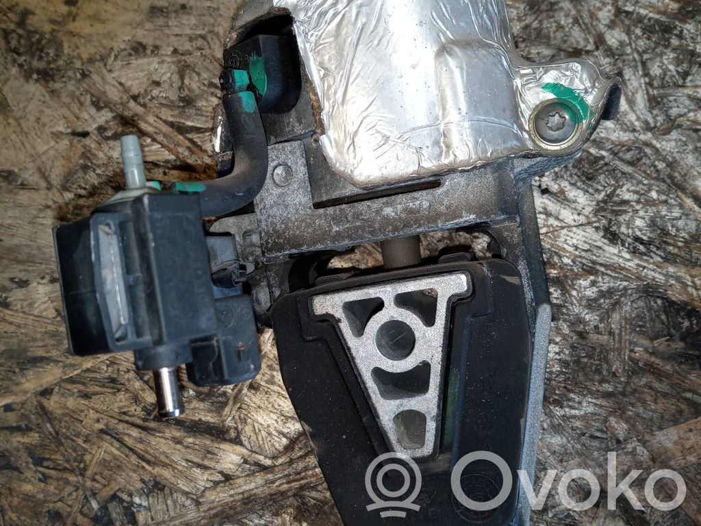 Peugeot 407 Engine mount bracket 