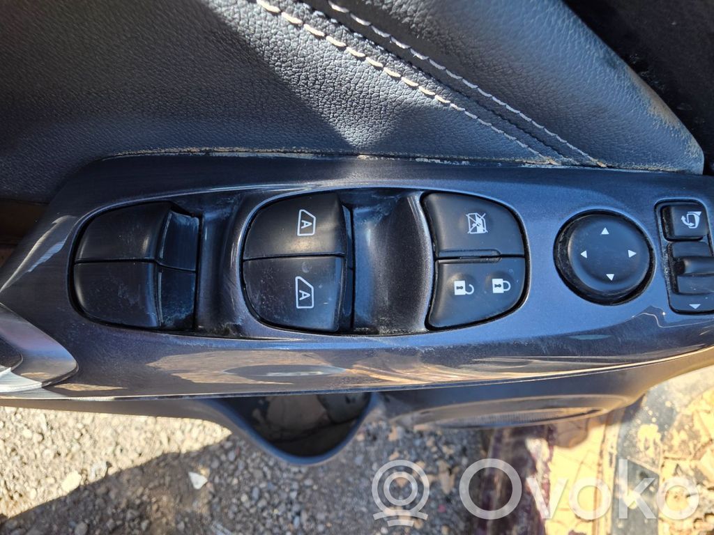 Nissan Juke II F16 Przyciski szyb 