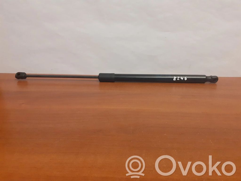 Volkswagen Golf VII Takaluukun tuen kaasujousi 