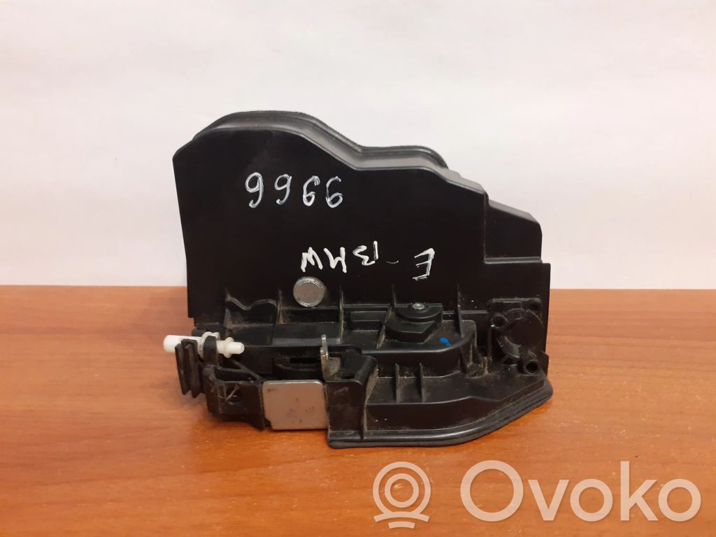 BMW 5 E60 E61 Priekinė užrakinimo spynelė (prie rankenos) 