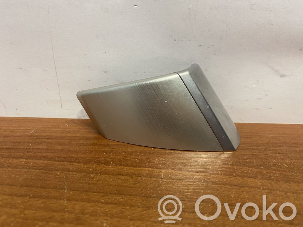 BMW X6 E71 Kojelaudan hansikaslokeron lista 