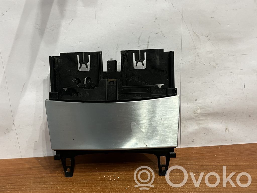 Mercedes-Benz C W204 Peleninė panelėje 