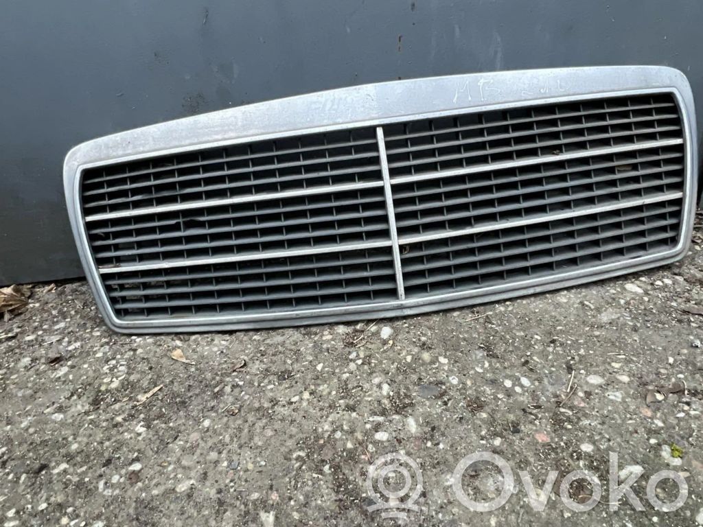 Mercedes-Benz E W210 Etupuskurin ylempi jäähdytinsäleikkö 