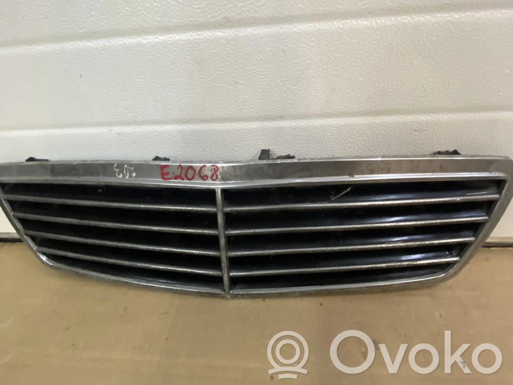 Mercedes-Benz C W203 Maskownica / Grill / Atrapa górna chłodnicy 