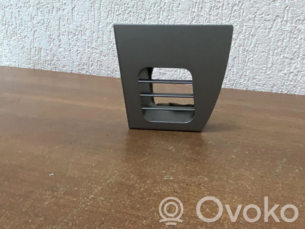 Quarter panel pressure vent   6422700714713,14121810,4526,G325