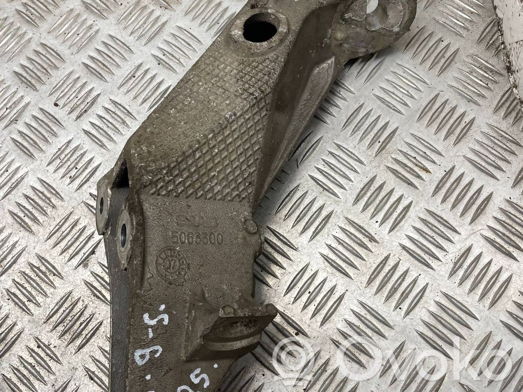 Saab 9-5 Engine mounting bracket 