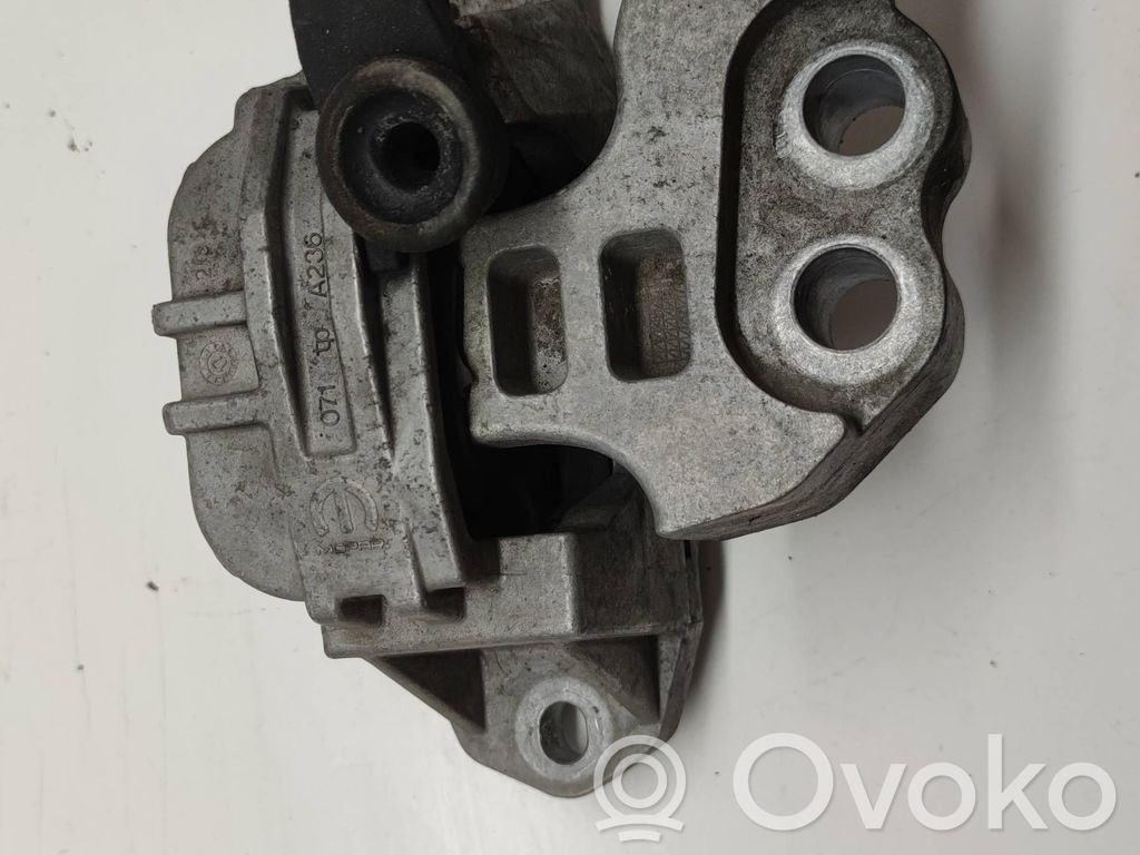 Engine mounting bracket   00520407270