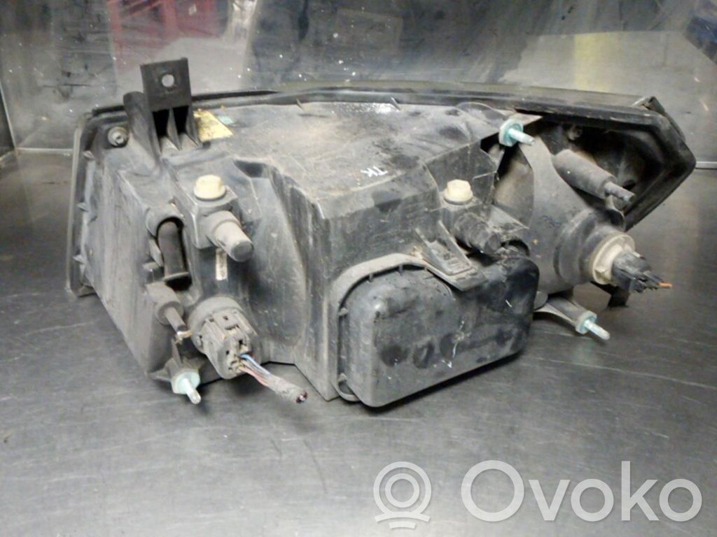 Headlight/headlamp   4696752