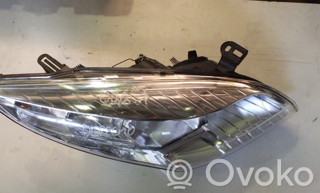 Renault Megane III Lampa przednia 