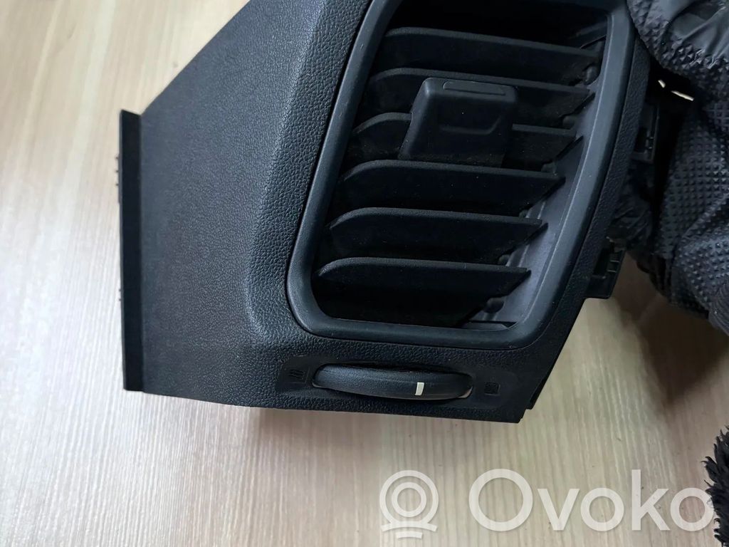 Ford Transit Custom Kojelaudan tuuletussuuttimen suojalista 