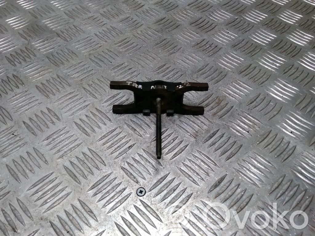 Abrazadera del inyector de combustible