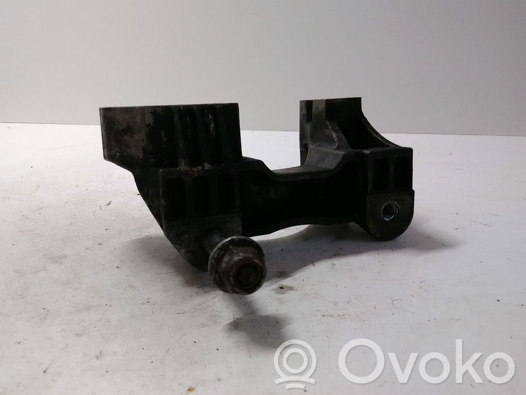 Ford Mondeo MK IV Engine mounting bracket 