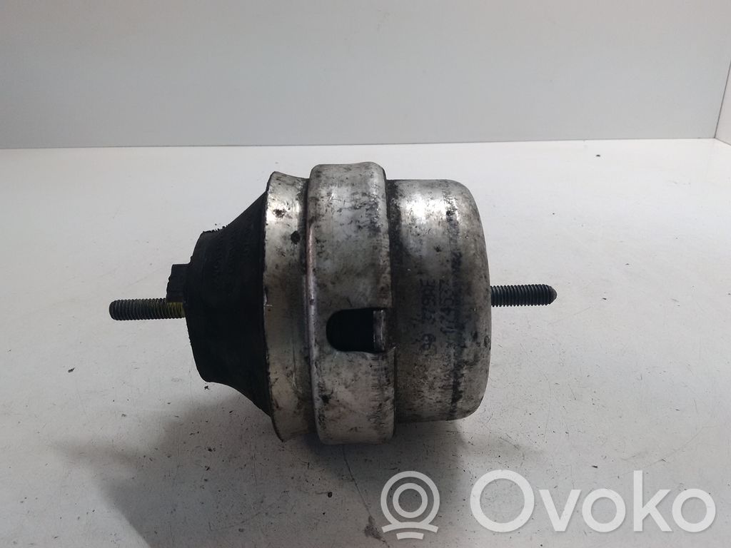 Volkswagen PASSAT B5 Engine mount bracket 