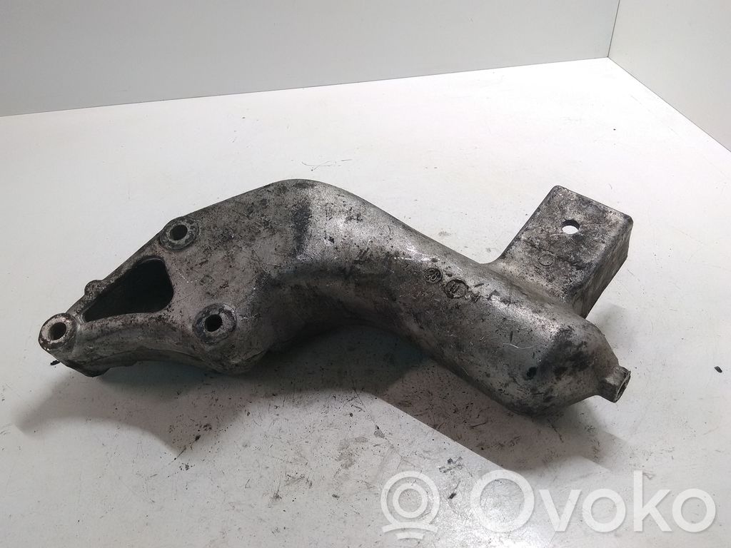 Peugeot 206 Engine mounting bracket 