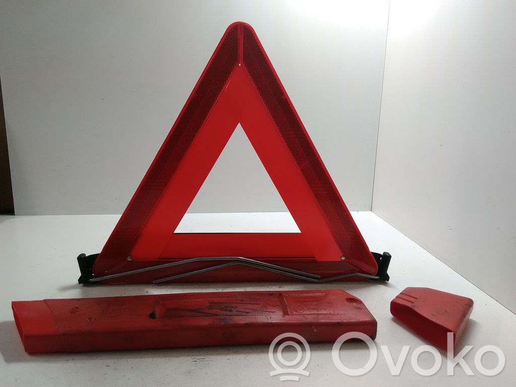 Mitsubishi Pajero Avarinis ženklas 