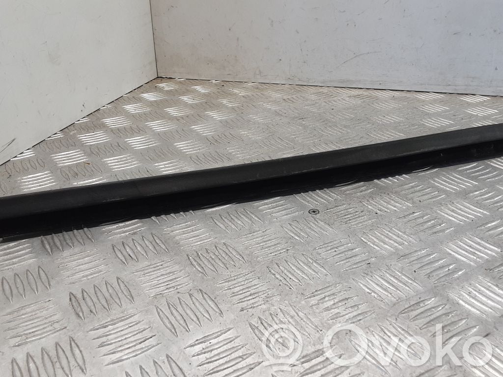 BMW 3 E90 E91 Aizmugurē apdares gumija (pie loga rūts) 