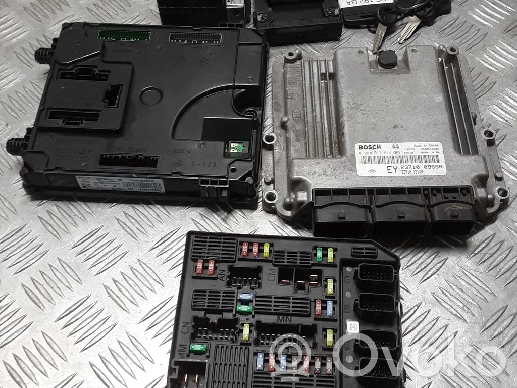 Renault Latitude (L70) Engine ECU kit and lock set 