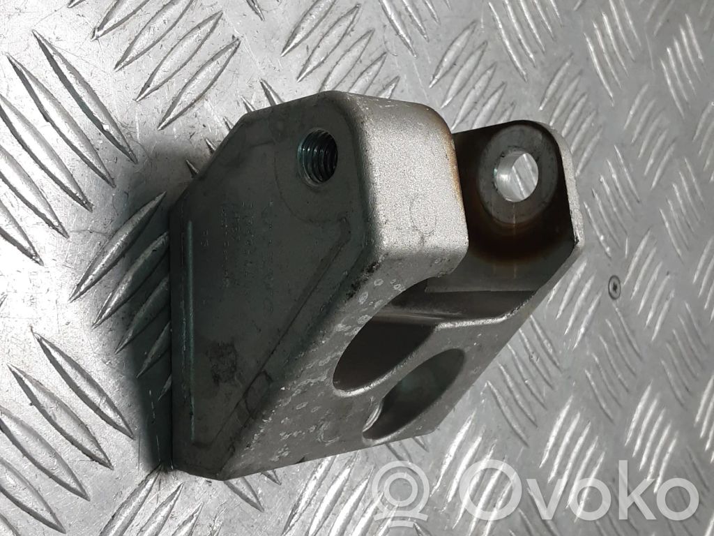 Volvo V40 Engine mounting bracket 