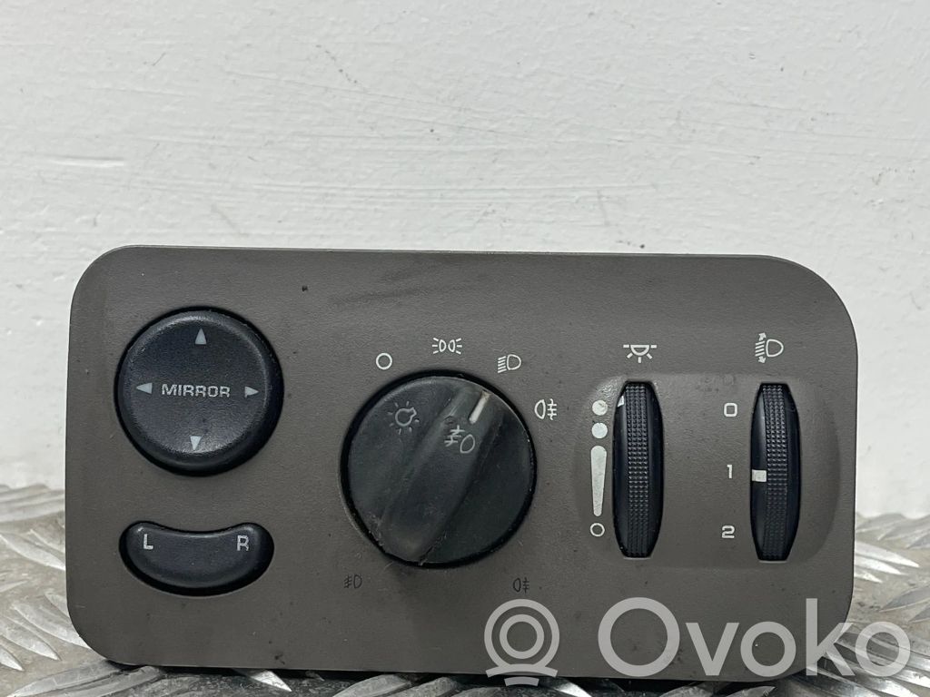 Light switch   74674611