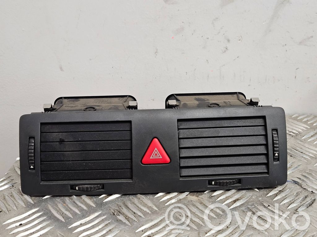 Skoda Fabia Mk1 (6Y) Dysze / Kratki środkowego nawiewu deski rozdzielczej 