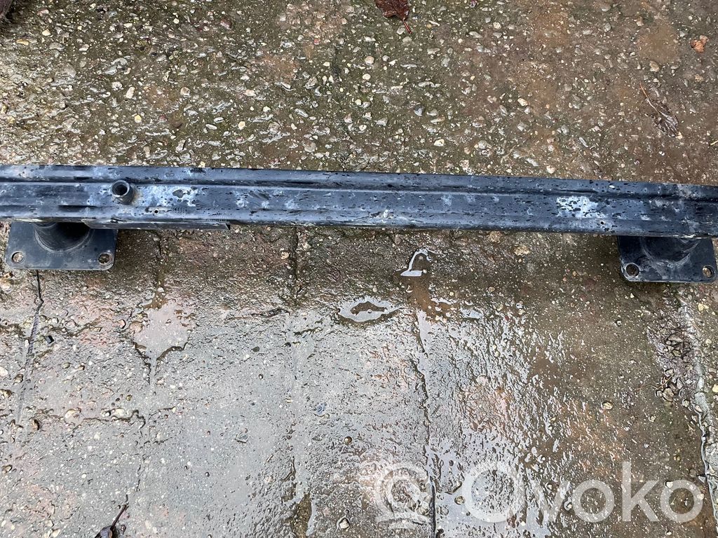Priekšpusē bampera sija / balka