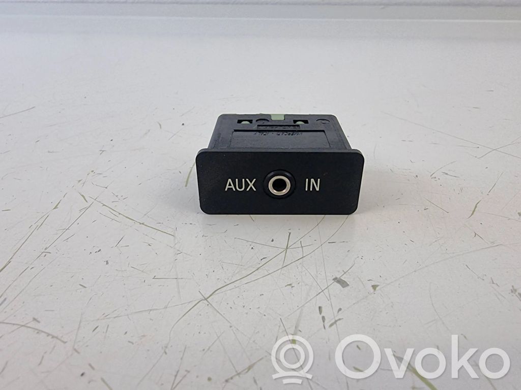 AUX in-socket connector   6988791